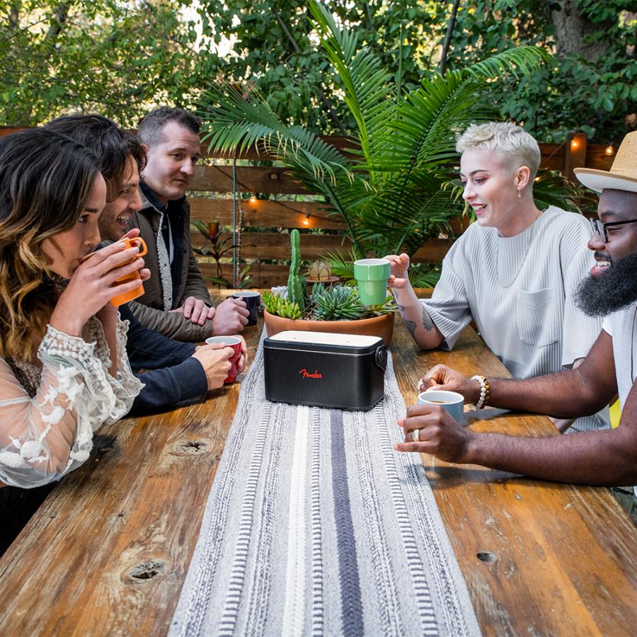 Fender RIFF ワイヤレススピーカー Fender Audio™ RIFF™ Bluetooth Speaker