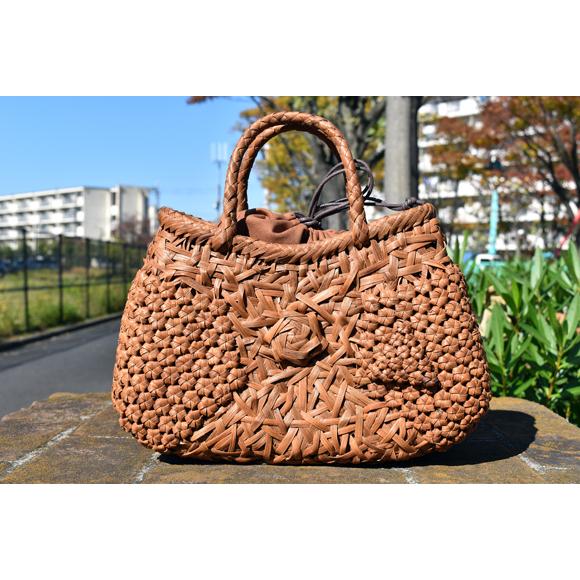 山葡萄籠バッグ レディースファッション バラ花嵌入乱れ編み ファッション 巾着と中布付き 約 幅最大34cmx高さ 中央ふちまでの高さ 19cmx奥行き12cm オリジナル新商品 Yb7984br 0711 籠工房 セールお値下