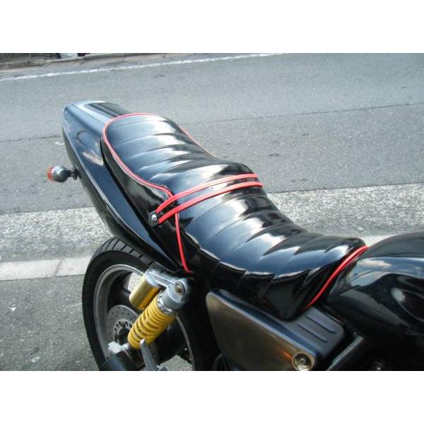 ヤマハ XJR400 変形タックロールシート エナメル 黒黒/黒赤 入荷 ヤマハ XJR400 変形タックロールシート エナメル 黒黒/黒赤 入荷