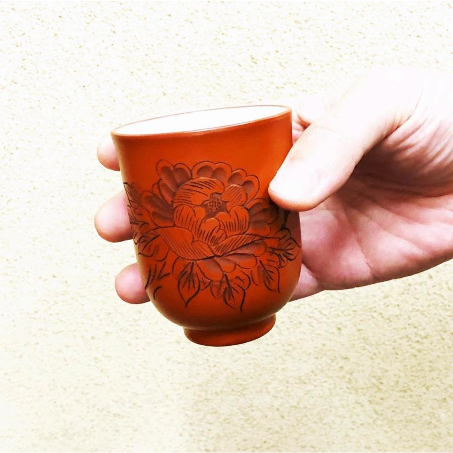 手彫りのシックな湯呑 常滑焼 朱泥牡丹彫り 160cc 牡丹 花 湯呑