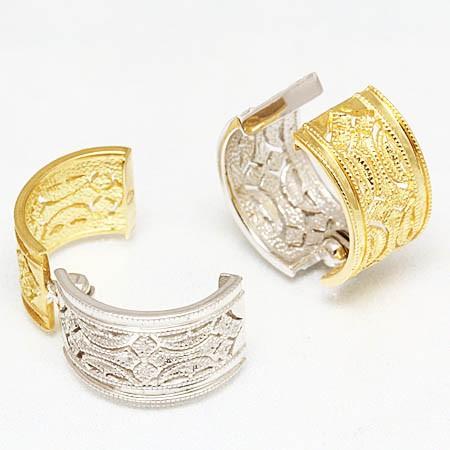 ピアリング　18金ホワイトゴールドと18金イエローゴールドのリバーシブルイヤリングの画像