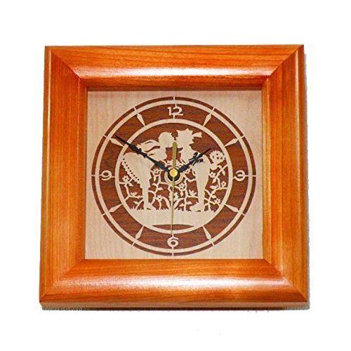 ドイツ製「バイエルンの初恋の思い出」木の切り絵の木製の掛け時計。 新型コロナ克服応援に５０％引きの半額での期間限定販売。