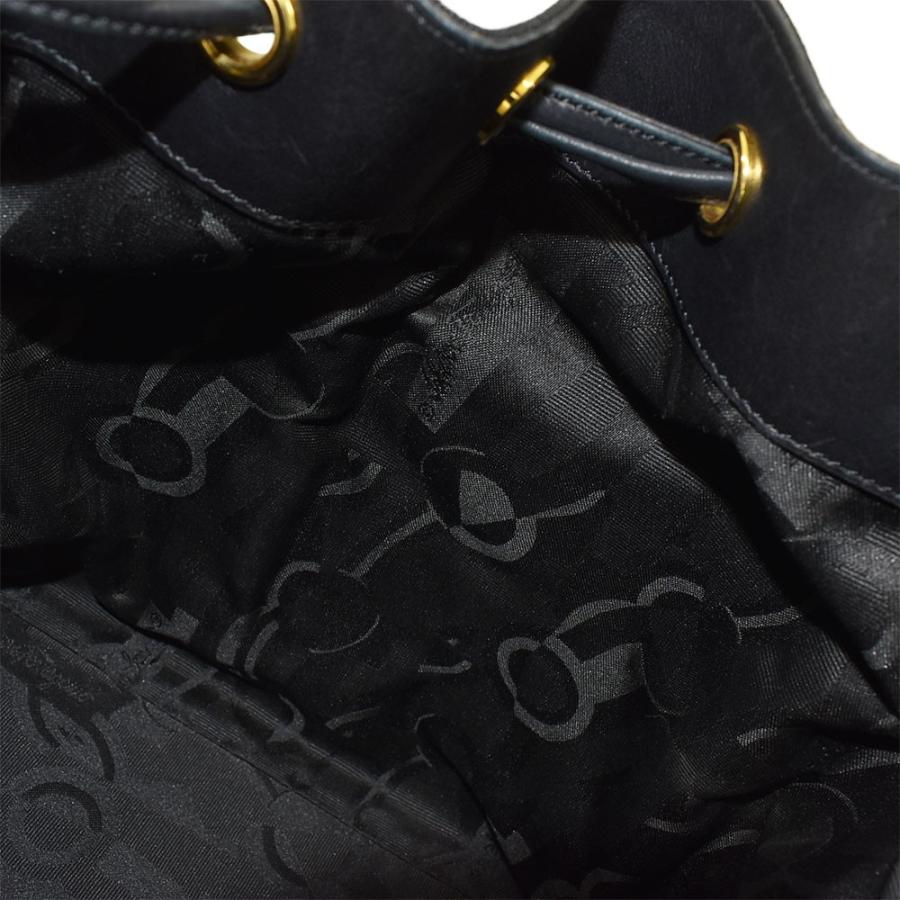 ✨レア美品✨フェラガモ　ショルダーバッグ　ヴァラ　ブラック×ゴールド金具レザー フェラガモ Salvatore Ferragamo ヴァラ金具 ショルダーバッグ