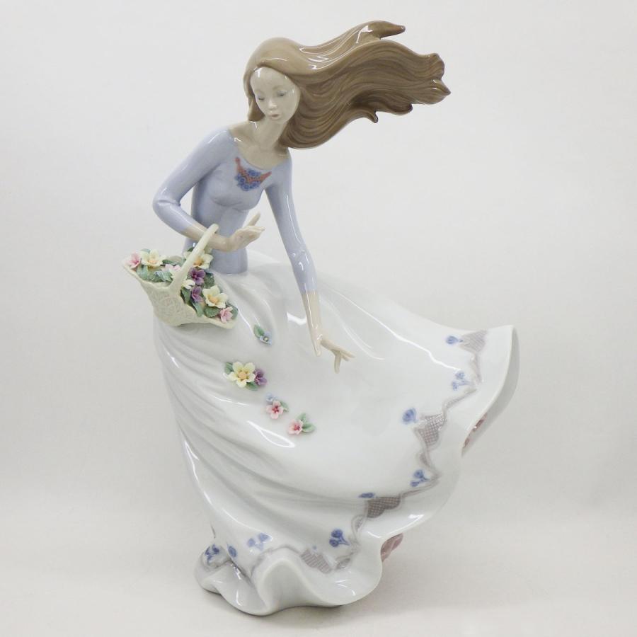 リヤドロ ♯6767 「風のいたずら」 フィギュリン 箱付き Lladro/磁器