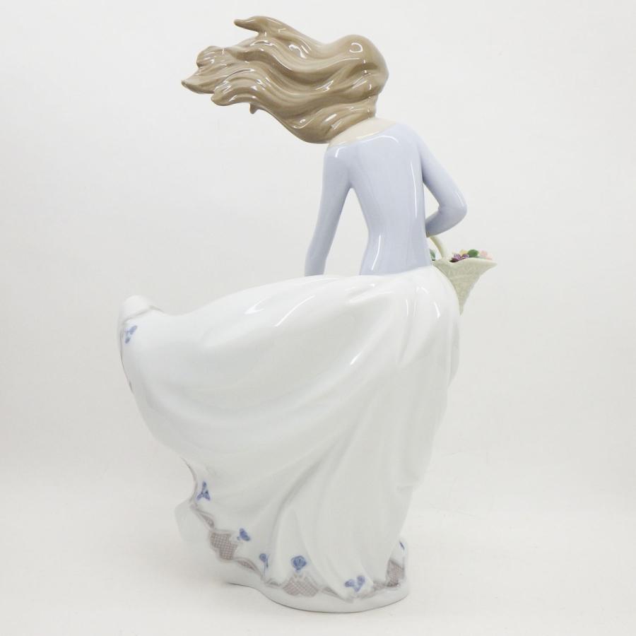 リヤドロ ♯6767 「風のいたずら」 フィギュリン 箱付き Lladro/磁器