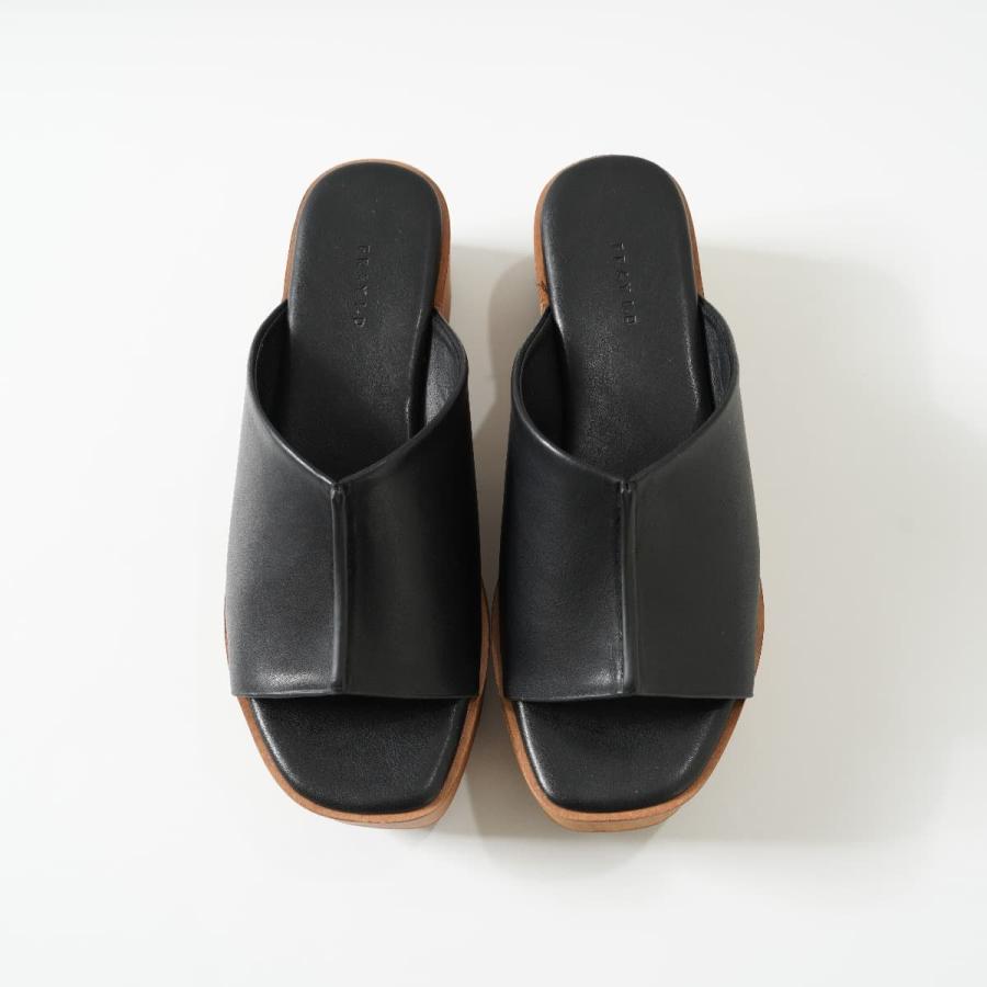 FRAY ID ブラック サンダル フレイ アイディー×UGG、“ロゴ入り”厚底ストラップサンダルが