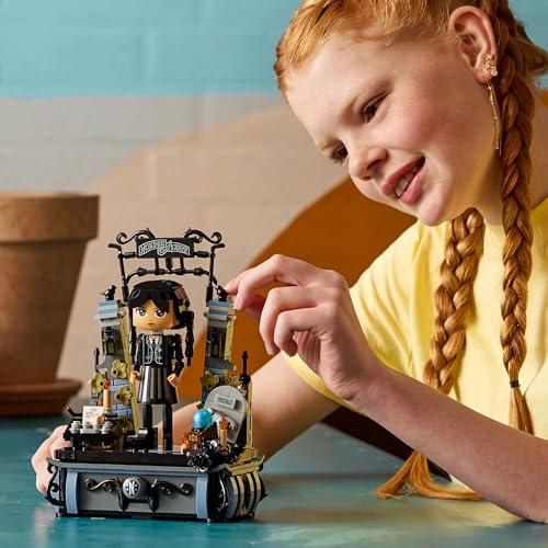 レゴ(LEGO) ウェンズデー ウェンズデー・アダムス フィギュア ハンド ネヴァーモア学園 制服 校章 ピン レイヴン 黒いドレス ネトフリ アダムス おも_8