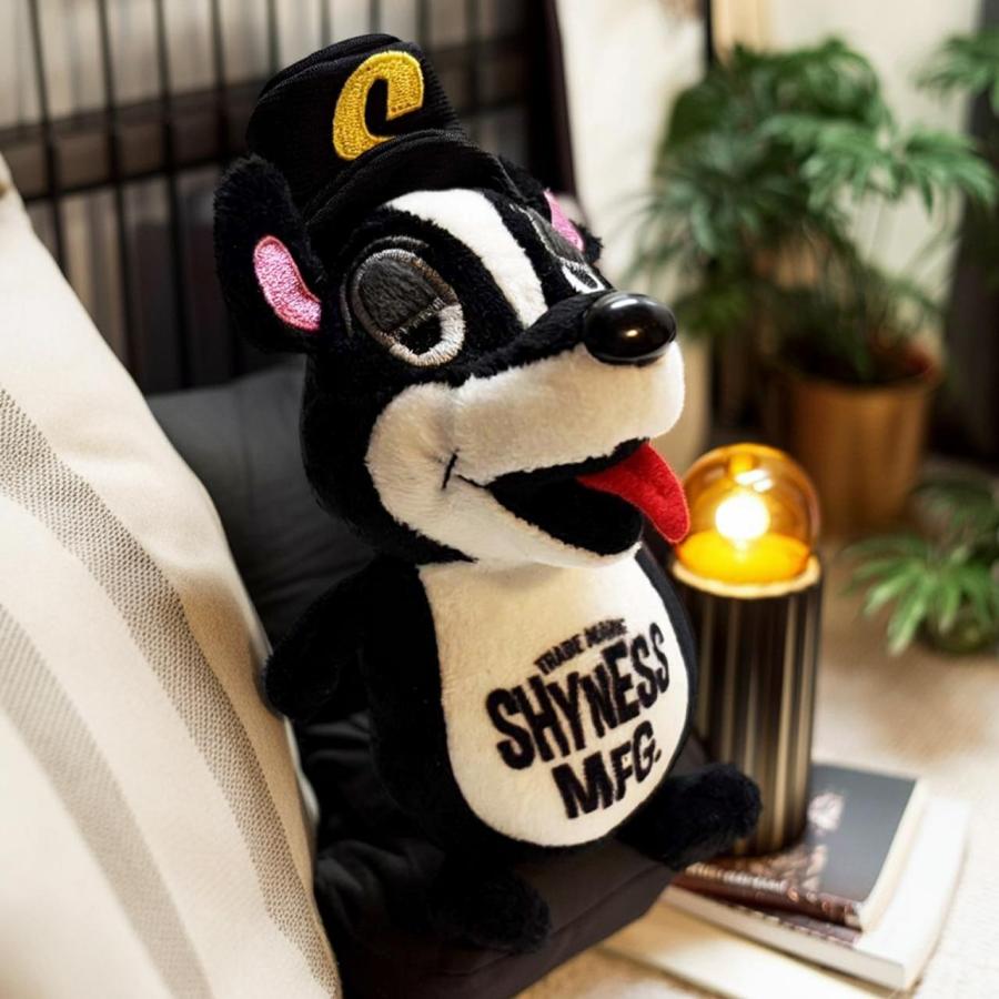 SHYNESS SKUNKID ぬいぐるみ キャラクター 高さ18cm プラッシュ