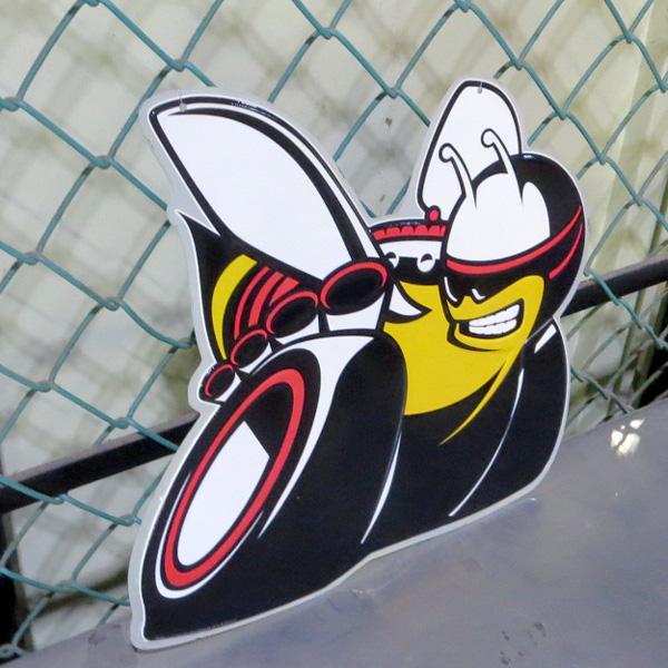 ダッジ チャレンジャー 蜂 ブリキ看板 アメリカン ガレージ