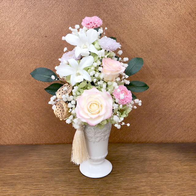 偲（さい）白いデンファレと淡桃色の仏花（花器付き）のプリザーブドフラワー