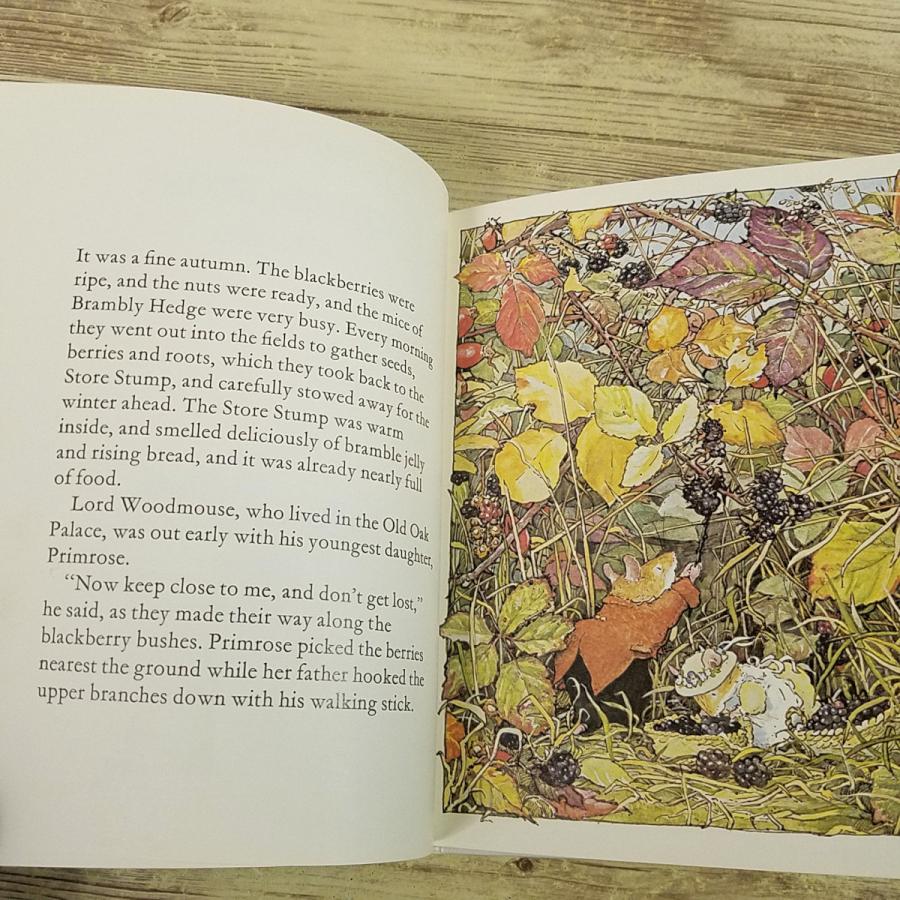 外国語絵本[のばらの村のものがたり BRAMBLY HEDGE AUTUMN STORY] 洋書