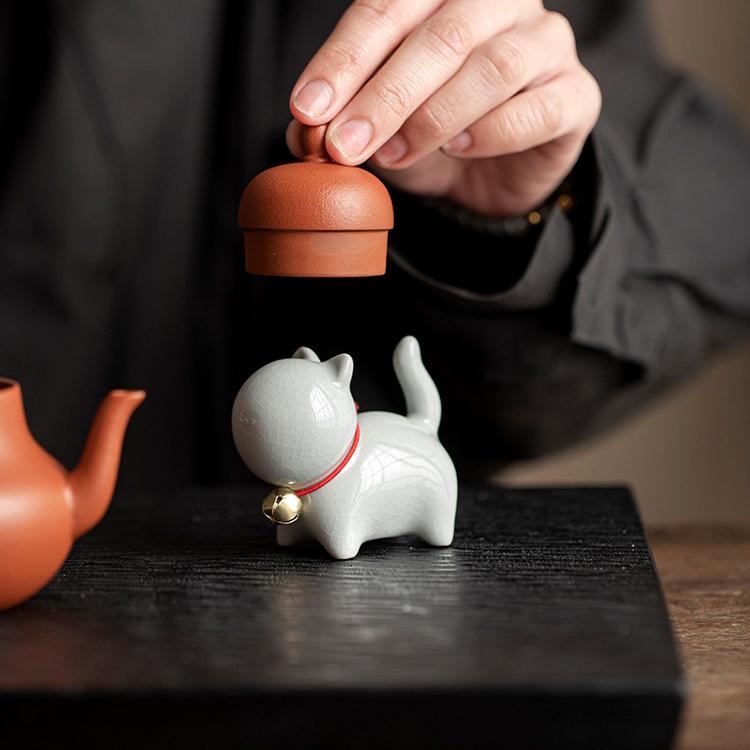 陶磁鈴猫茶寵2個セット 置物 縁起物 鈴をつけ猫 飾り物 インテリア