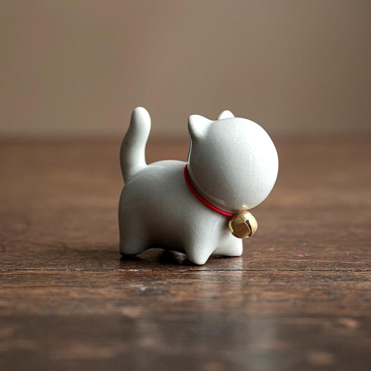 陶磁鈴猫茶寵2個セット 置物 縁起物 鈴をつけ猫 飾り物 インテリア