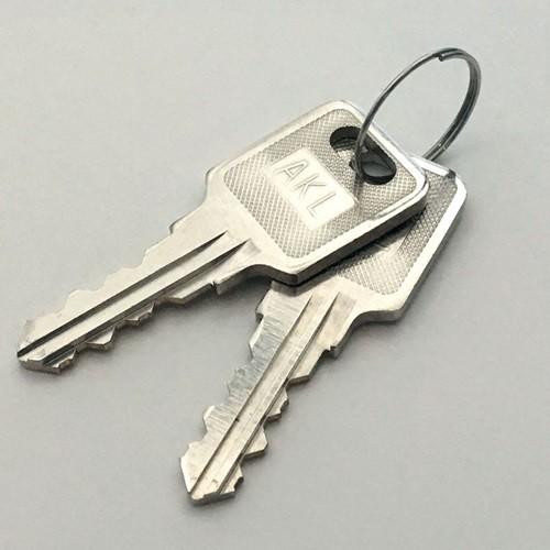 AKL-DX-W1S/1人用スチールロッカー鏡・傘立・ネクタイ掛け付/ホワイトロッカー 業務用ロッカー/学校/ロッカー かぎ付きロッカー 1人用/スチールロッカー 完成品の画像