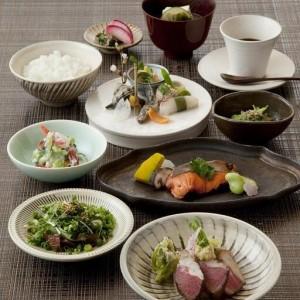 ふるさと納税 日本の首都・有楽町で味わう坐来少なからず 贅沢さ 教科課程一皿分の料理 お召しあがる券「豊海」1名様分 少なからず県由布市