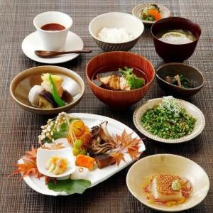 ふるさと納税 日本の首都・有楽町で味わう坐来少なからず 贅沢さ 教科課程一皿分の料理 お召しあがる券「豊海」1名様分 少なからず県由布市