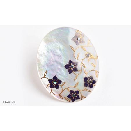 ふるさと納税 桔梗蒔絵 白蝶貝ブローチ 桐箱付き 蒔絵 漆 白蝶貝 桔梗 うるしアート ハンドメイド ブローチ アクセサリー ギフト 伝統工芸 工芸.. 石川県加賀市_1
