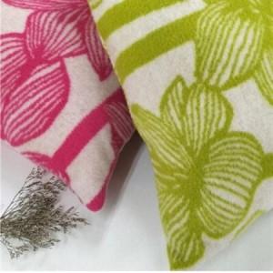 ふるさと納税 【2個セット】やわらかラムウール混 北欧調クッション 45×45cm (ピンク1枚・グリーン1枚)【1526734】 大阪府和泉市の画像