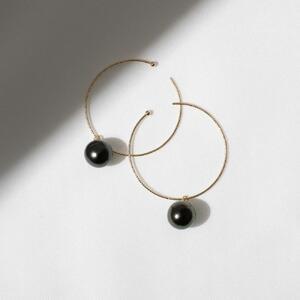 ふるさと納税 ブラックパール(タヒチ 黒蝶真珠) 8.0mm セミラウンド K10 イエローゴールド 30mm(M) フープピアス 兵庫県神戸市