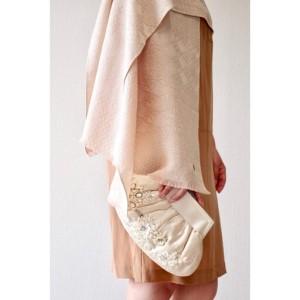 ふるさと納税 【着回しできるシルクストール】フィルタンゴ ストール　吉祥柄ボタン付き　ベージュ　洗えるシルク、お祝いギフトにも。 京都府京丹後市の画像