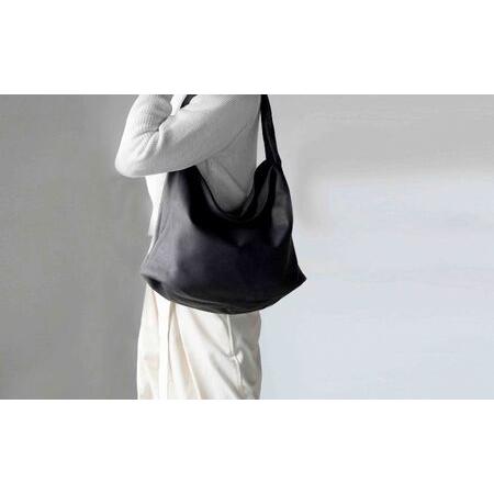 ふるさと納税 シルキータッチしっとりレザー 軽く柔らかい袋タイプ・ＬＵＡ(ＬＡ００１)＃墨黒 A4対応 バッグ 牛革 レザー 革製品 天然素材 軽量.. 東京都墨田区の画像