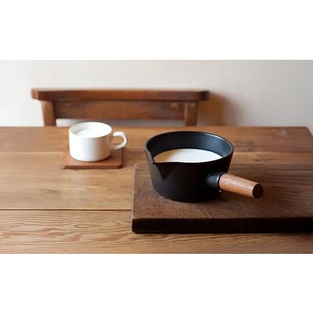 ふるさと納税 【萬古焼（ばんこやき）】コロンとかわいいフォルムで使い勝手の良いミルクパン 4th-market リコッタ ミルクパン 蓋つき 黒 1.. 三重県四日市市の画像