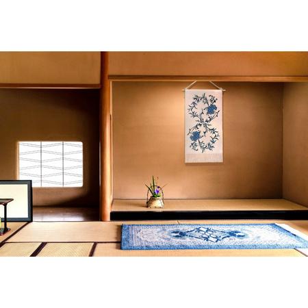 ふるさと納税 人間国宝 井上萬二氏デザイン 白磁牡丹「Hakuji Botan」 鍋島緞通 ：D108-001 佐賀県佐賀市の画像