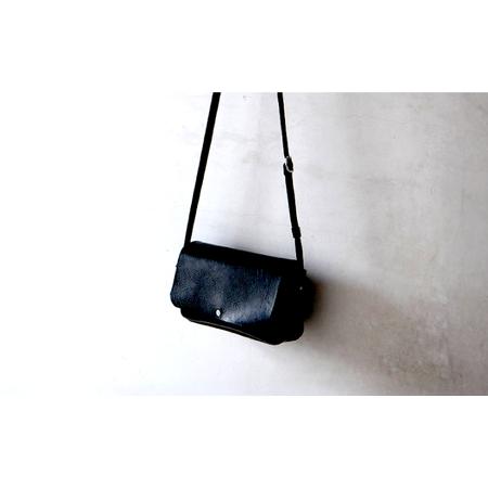 ふるさと納税 お散歩ポーチ ワイド マチ付き 【ブラック】 本革 イタリアンレザー / 軽量 ショルダーバッグ 牛革 シンプル 小浜市 / topiv[BFAI.. 福井県小浜市_2