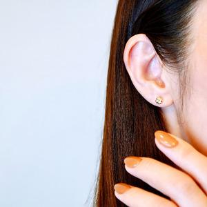 ふるさと納税 K18(18金) イエローゴールド 地金 クローバー ピアス シンプル 幸運 希望 幸福 愛情 健康 保証書付 KO-0063 242-021-a 山梨県笛吹市の画像
