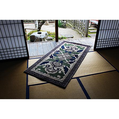 ふるさと納税 鍋島緞通【手織り】95×191cm 蟹牡丹文縁二重雷文淡茶：D253-018 佐賀県佐賀市の画像