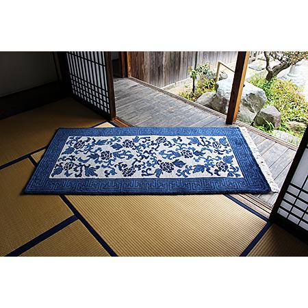 ふるさと納税 鍋島緞通【手織り】95×191cm 蔓牡丹唐草文縁卍繋文：D253-023 佐賀県佐賀市の画像