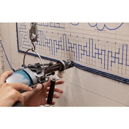 ふるさと納税 鍋島緞通 [手刺繍] 蟹唐草縁二重雷文 山吹地千歳茶：D127-009 佐賀県佐賀市の画像