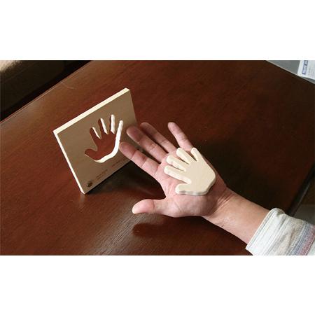 ふるさと納税 子どもの成長を手型に。オリジナル手型フレームと木のおもちゃセット(木箱BOX入) 玩具 工芸品 HNNM004 埼玉県飯能市の画像