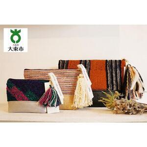 ふるさと納税 ファッション 障害福祉サービス事業所さんとのコラボ商品 ハンドメイド手織りポーチ 中 と手織りキーホルダー 大阪府大東市 大阪府大東市のふるさと納税でもらえる返礼品です この返礼品は ショッピング ふるなび ストアから寄附することで自治体