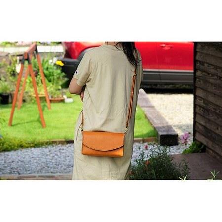 ふるさと納税 【経年変化を楽しむ本革製品】BOX ショルダー バック 本革 《糸島》【BLESS】 [AAA022] 福岡県糸島市の画像