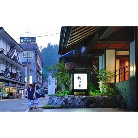 ふるさと納税 【ひなの宿ちとせ】源泉かけ流し露天風呂付特別室「山つつじ」ペア宿泊招待券(平日限定) 新潟県十日町市(77880円)