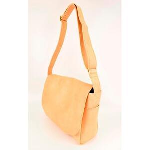 ふるさと納税 【minca】栃木レザーのショルダーバッグ01M 斜め掛け A4サイズ ソフトな手触り/Shoulder bag 01/M/タン(生成)　538【かばん ファッ.. 栃木県栃木市の画像