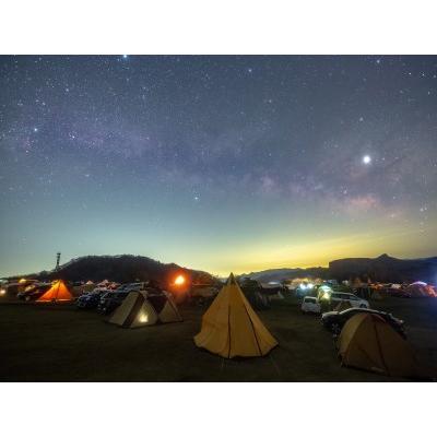 ふるさと納税 荒船パノラマキャンプフィールド(APC)　普通車１台１泊キャンプ場利用券（薪１束orクラフトビール２本付プラン） 長野県佐久市 