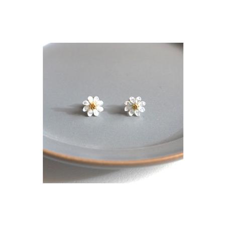 ふるさと納税 No.040-06 シェルのピアス マーガレット［ホワイト］金属