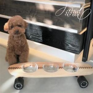 ふるさと納税 【＆CRAFTS】Pet bowls stand-3BOWLS-(Red)※名入れプレート付き【1257968】 山梨県山梨市の画像