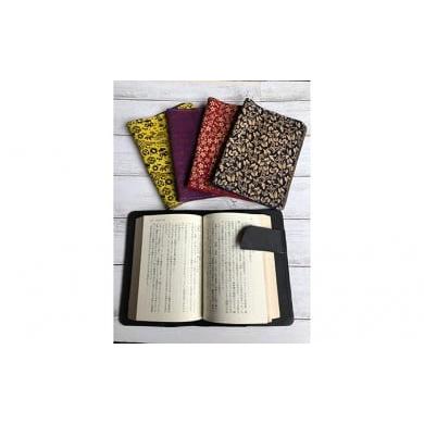 ふるさと納税 文房具・玩具 神奈川県 寒川町 印傳(鹿革)の手作りブックカバー 紫下地赤漆蜻蛉 紫下地赤漆蜻蛉