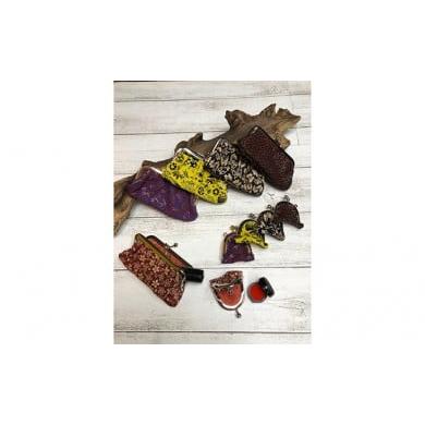 ふるさと納税 小物 神奈川県 寒川町 印傳(鹿革)の手作り小物入れセット 紫下地赤漆蜻蛉 紫下地赤漆蜻蛉