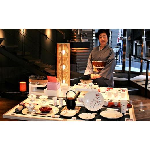 ふるさと納税 食器・グラス 皿 佐賀県 有田町 有田焼 雪輪皿22cm しだれ桜文 赤絵白磁硯処 雪月花 食器 うつわ 器 磁器 陶磁器 皿 飾り皿 プレート メインプレ…の画像