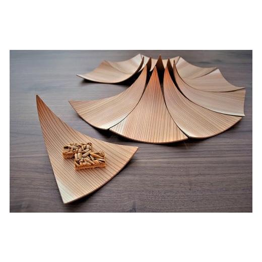 ふるさと納税 木工品・竹工品 東京都 八王子市 花びらのように美しい。多摩産の杉を使った「年輪銘々皿」(10枚セット)| 皿 スギ 木製 セット 食卓 ナチュラ…