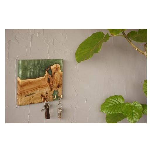 ふるさと納税 雑貨・日用品 インテリア 三重県 亀山市 インテリア雑貨 レジンと天然木で作られたキーフック(ウォルナット×オレンジ) 亀山市/なかの材木株…