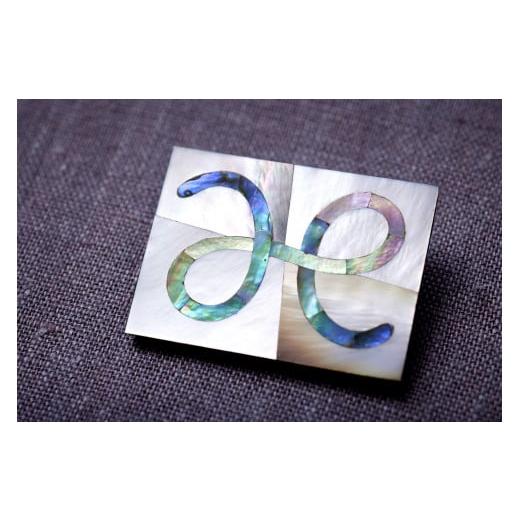 ふるさと納税 伝統技術 奈良県 生駒市 螺鈿ブローチ(角型)(1) 螺鈿 らでん 螺鈿工作 貝 貝殻 装飾 桐箱入り 天然 天然素材 桧 漆 工芸品 オリジナル 奈良県 …