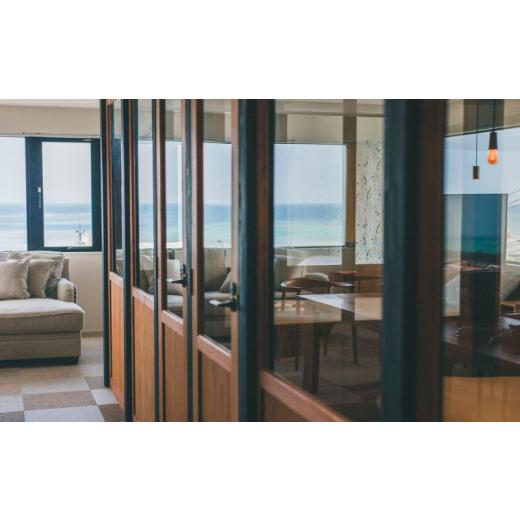 ふるさと納税 沖縄県 読谷村 BLUE STEAK WONDER YOMITANーNAGAHAMA・3〜4Fー　1泊2日宿泊券