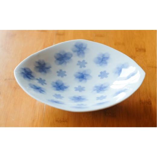 ふるさと納税 陶磁器・漆器・ガラス 福岡県 糸島市 有田焼 和紙染め 四方 花紋 皿 《糸島》 伊都桃山窯 AKB012の画像