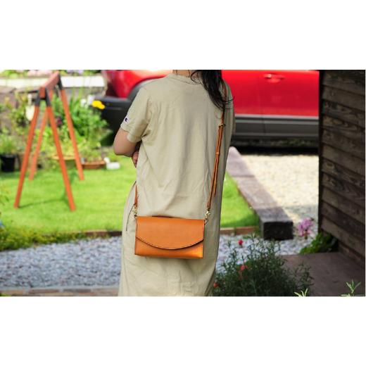ふるさと納税 カバン ショルダーバッグ 福岡県 糸島市  経年変化を楽しむ本革製品 BOX ショルダー バック 本革 《糸島》 BLESS AAA022の画像
