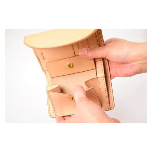 ふるさと納税 財布 栃木県 栃木市  minca 栃木レザーの三つ折り財布 ミドルサイズ ハンドステッチ滑らかな手触り／Middle wallet 01／オリーブ　518 雑貨 ファ…の画像